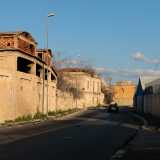 La decadenza � resa evidente dalla presenza del gigantesco ex oleificio Gaslini, i cui fatiscenti muri perimetrali si affacciano proprio su questa viuzza